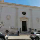...risulta inoltre puntellata da tre oculi: quelli laterali sono ciechi, mentre l�apertura centrale sormonta l�ingresso, a sua volta posto in cima a una piccola scalinata